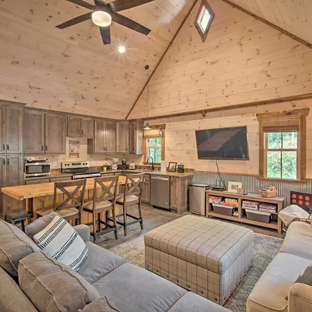 Stunning Cabin Getaway With Private Hot Tub!